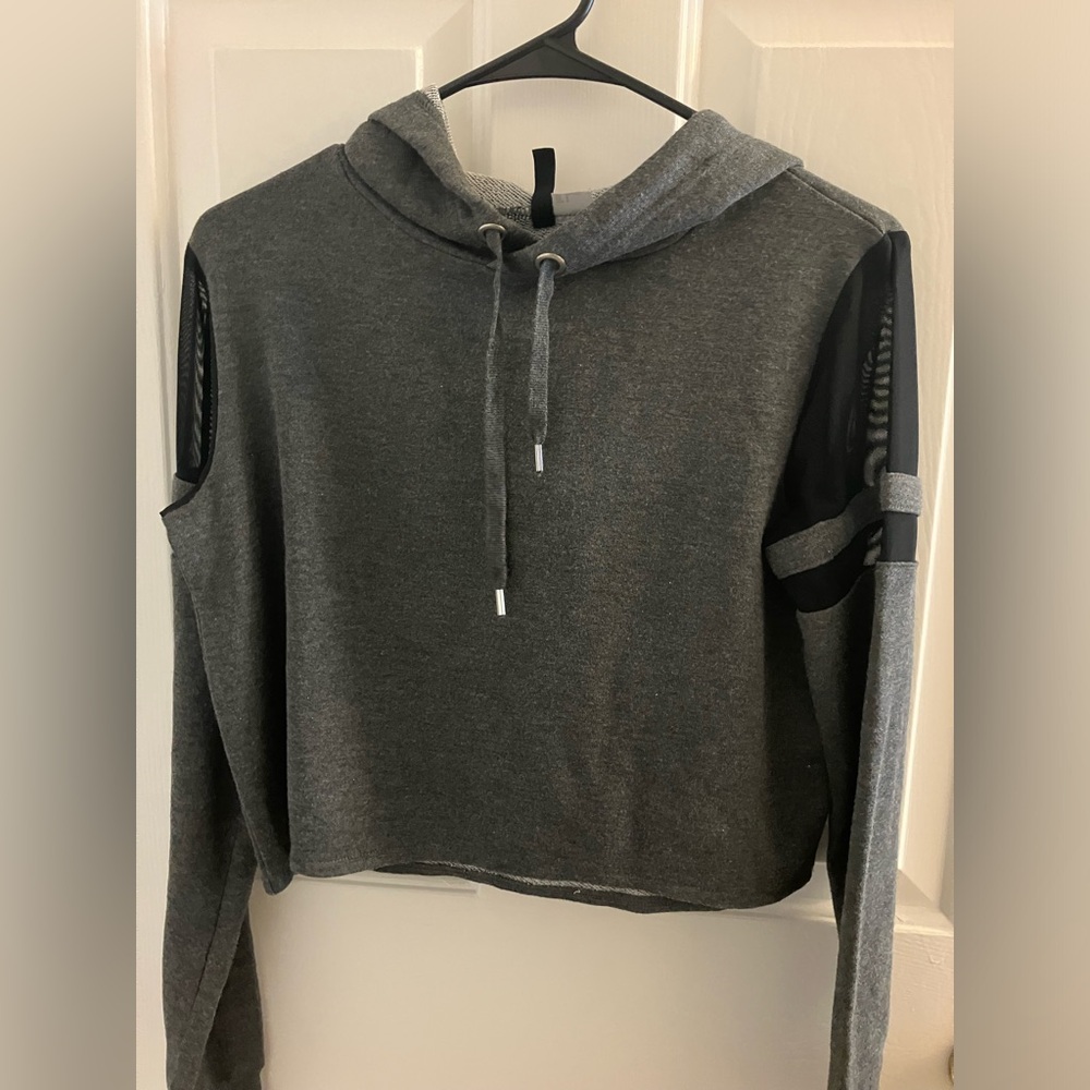 🌸  3/$15 H&M crop top sweater